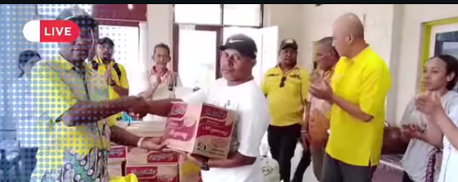 Wakil Ketua DPRK I BIAK NUMFOR  NOAK KREY , S.Pd GELAR BANTUAN KE  KELURGA KORBAN LEDKAN BOM MELALUI PARTAI GOLKAR