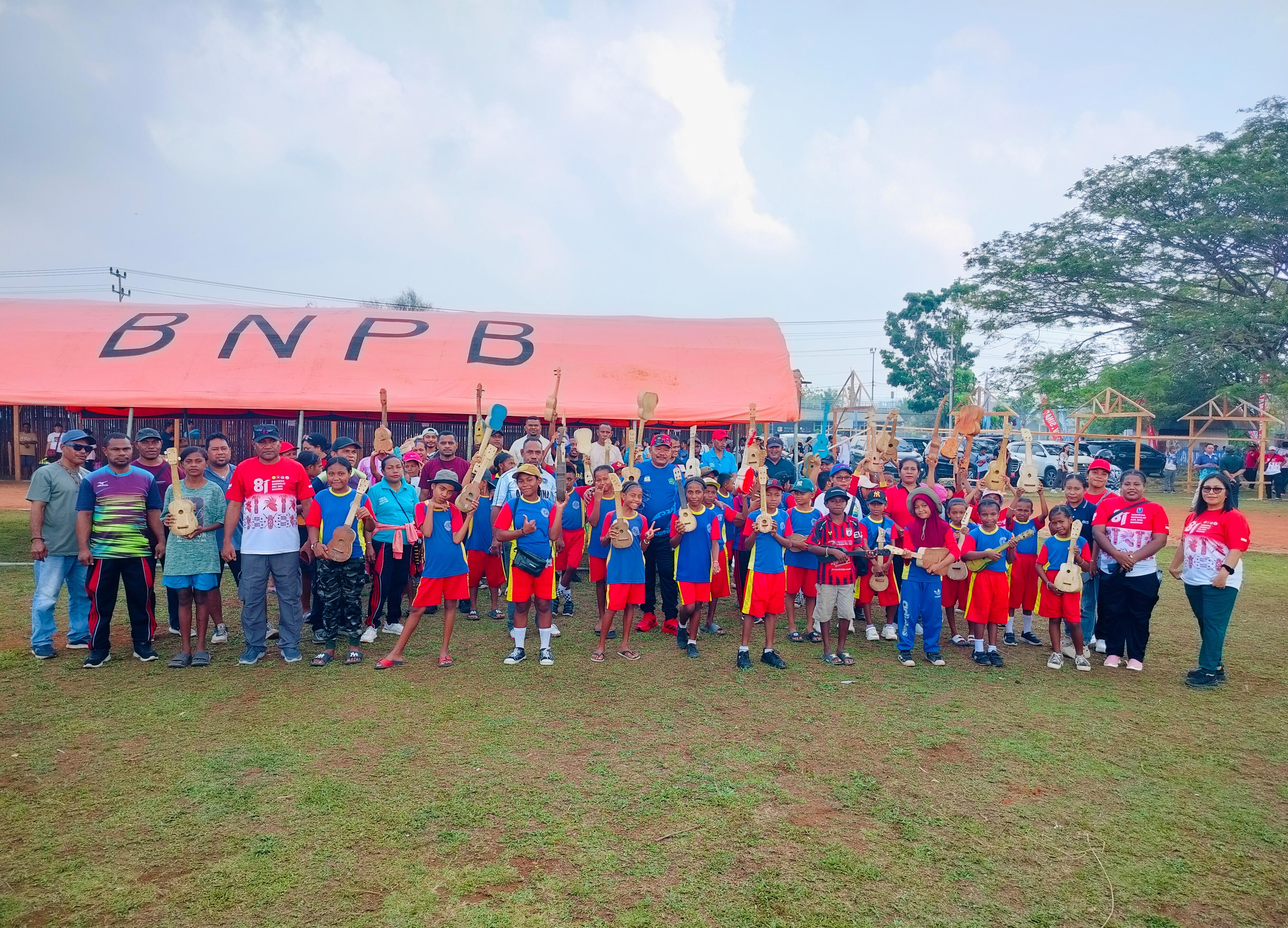 SEKRETARIAT DPRK POSE BERSAMA MURID SD KORNASOREN NUMFOR